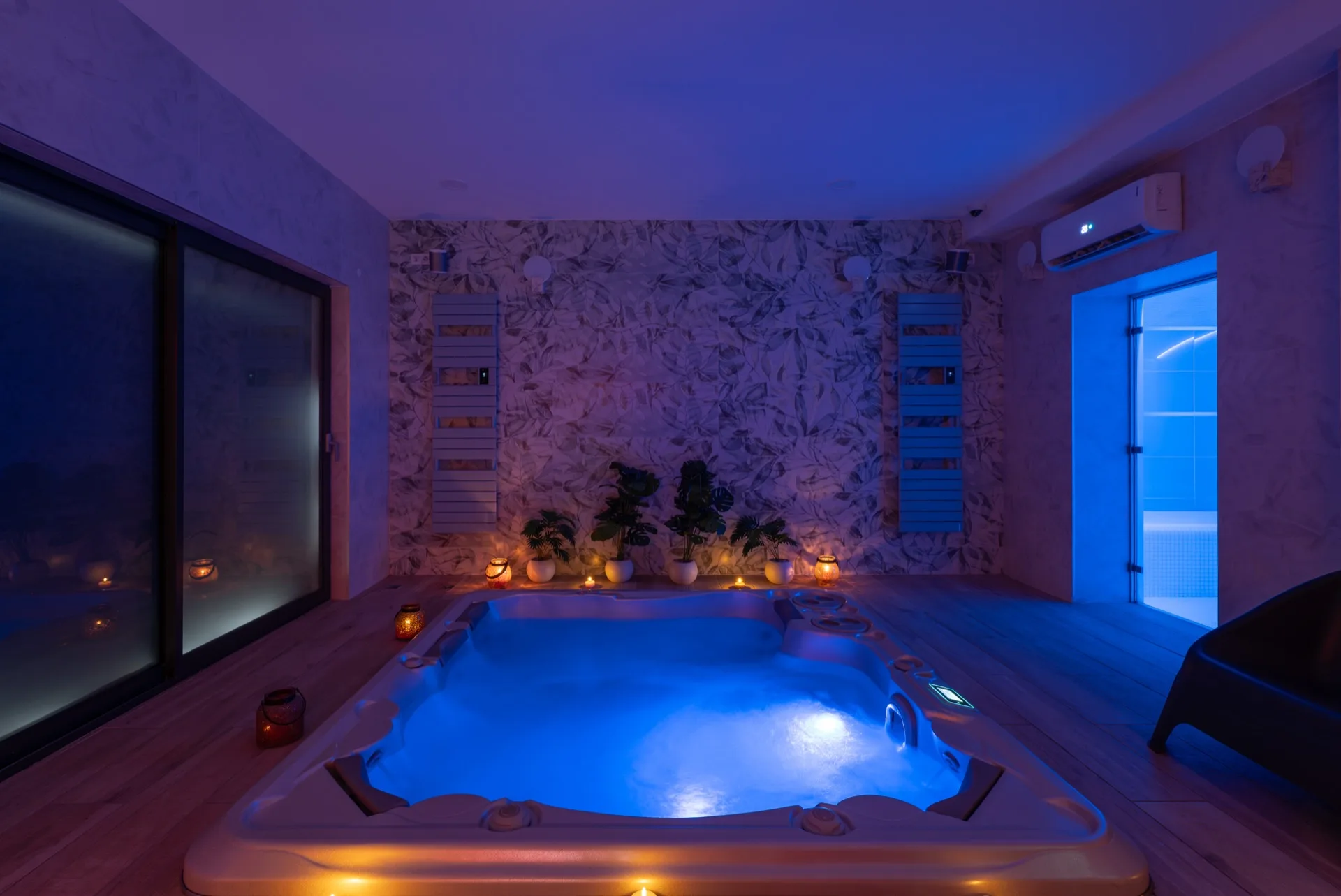 Espace spa privatisé avec sauna finlandais, hammam et jacuzzi chromothérapie